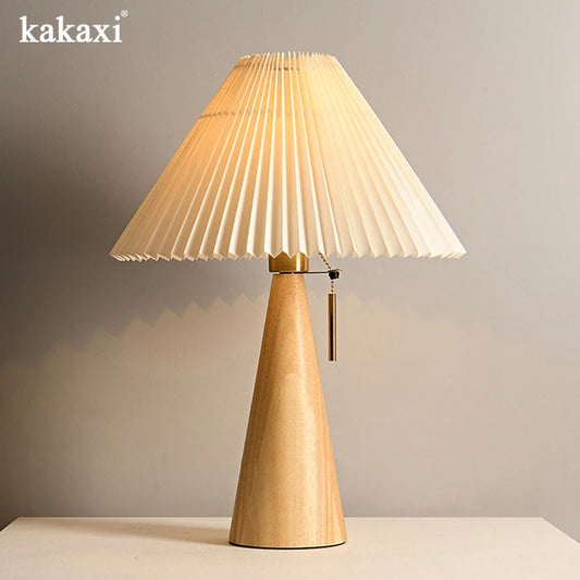 Homira Retro Solid Wood Table Lamp – Nordic Vintage Pleated Bedside & Desk Light for Bedroom Reading Decor (E27 Socket)